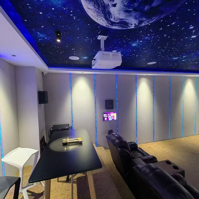 Desain interior dengan panel dinding penyerap suara berbalut kain, cocok untuk hotel