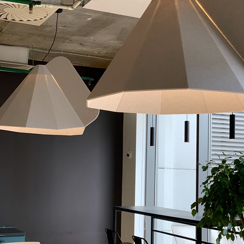 Desain Modern Panel Akustik Membingungkan Bentuk Strip Papan Serat Poliester yang Menyerap Suara dan Ramah Lingkungan untuk Penggunaan di Gym